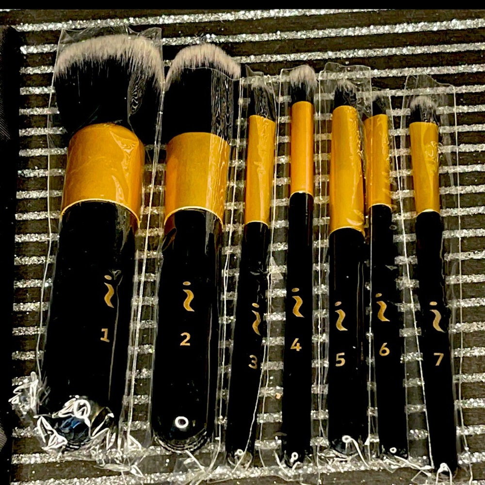 SKINN gold nine 7 piece travel brush set with zipper pouch